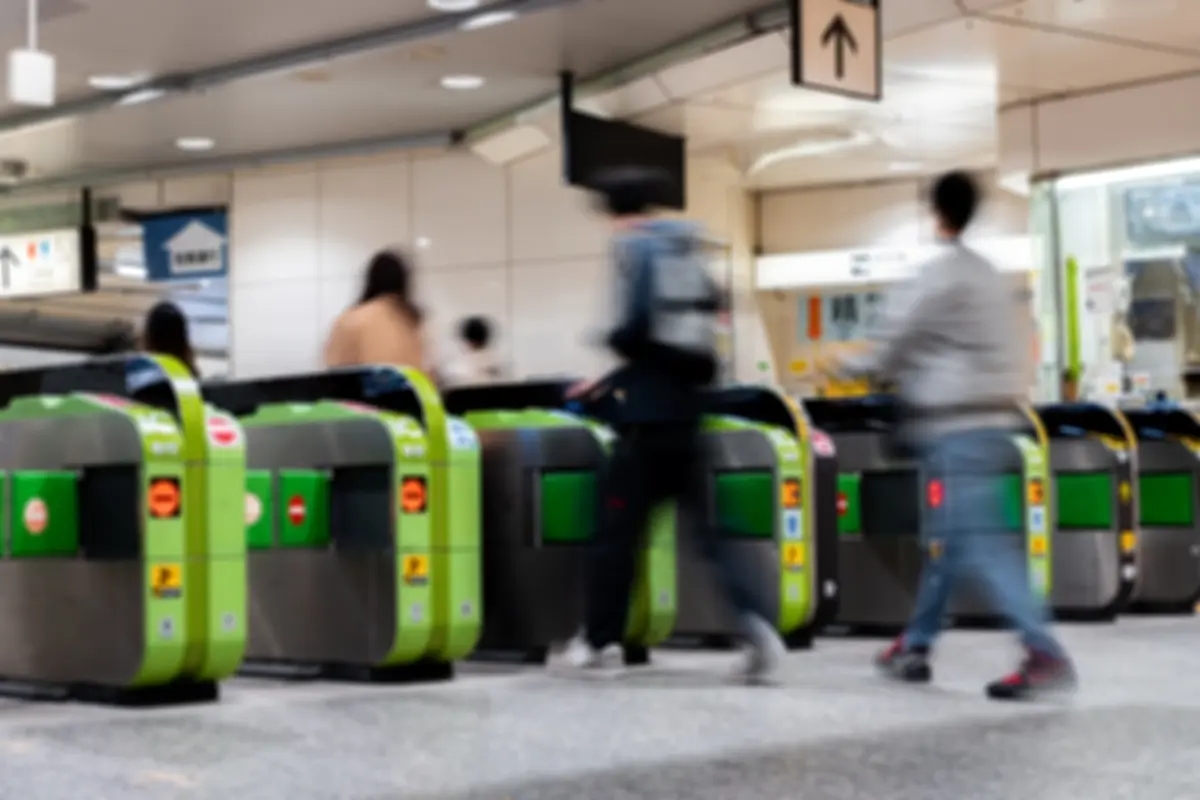 「通勤ラッシュでも座りたい」と“始発駅”まで戻り、席を確保している同僚。定期区間外でも「改札」を出なければ問題ない？ 不正乗車で「割増運賃」を請求されるリスクも解説