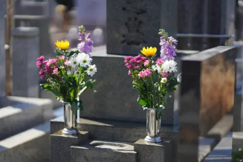 健康保険から「埋葬料」の給付があると聞きました。いくらくらい出るのでしょうか？