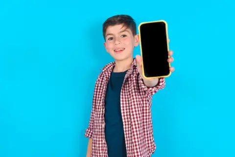 小5のわが子に「みんなiPhone持ってるのに…」と言われました。小学生に“12万円”は高いと思うのですが、安いAndroidとそんなに差があるのでしょうか？「機能差や必要性」を解説