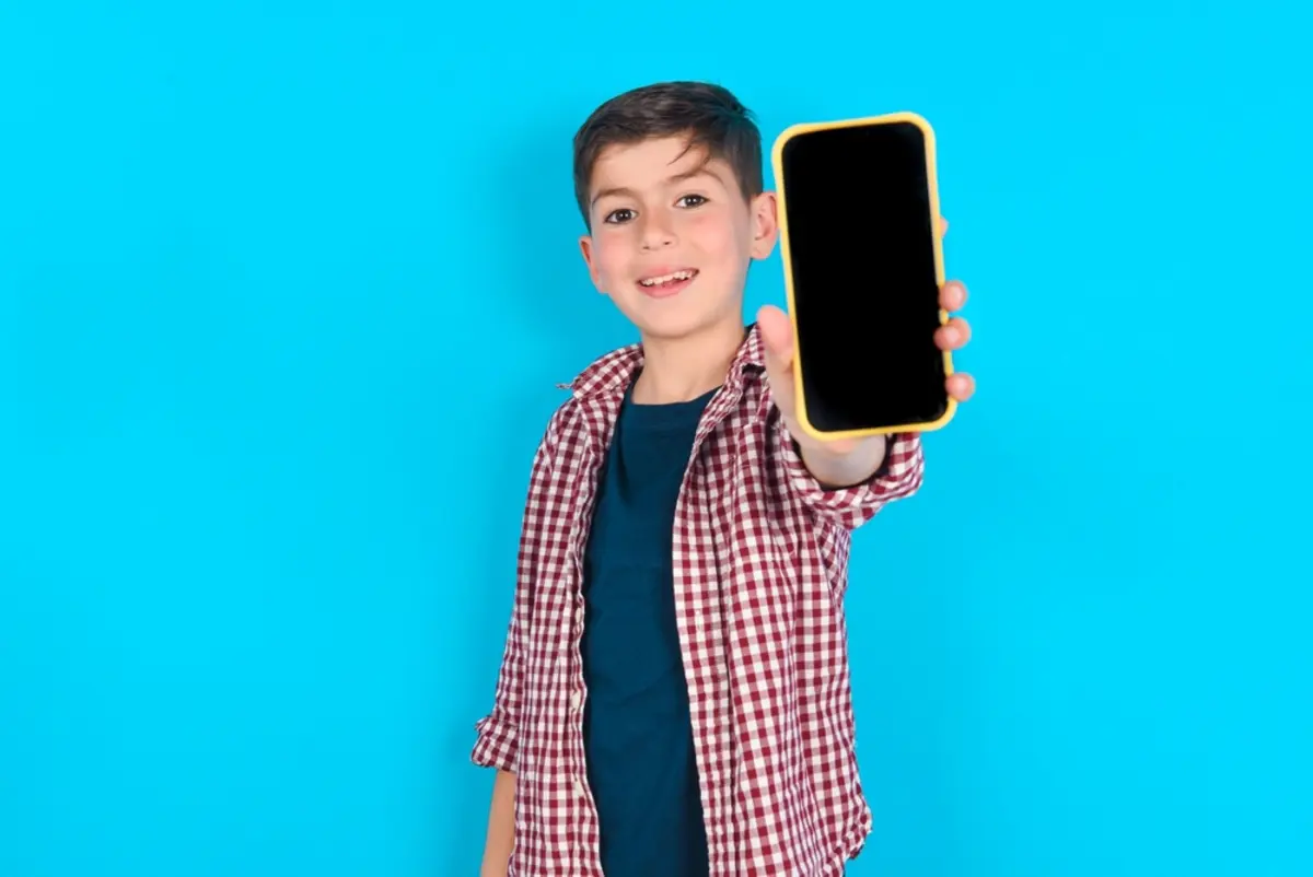 小5のわが子に「みんなiPhone持ってるのに…」と言われました。小学生に“12万円”は高いと思うのですが、安いAndroidとそんなに差があるのでしょうか？「機能差や必要性」を解説