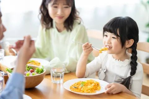 子どもが夏休みに入り、「外食」や「お総菜」に頼る日が増えました…今月の食費、10万円を超えそうなのですが、使いすぎでしょうか？