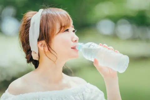ペットボトル水を毎日買っていたら、年間で「3万円」超え!? 水筒に変えるとどれくらい節約できる？