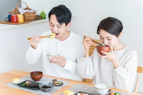 夫婦2人で食費は「月9万円」もかかります…友人宅は3人で「月6万円」ほどらしいですが、どこに“差”があるのでしょうか？ 食費の平均もあわせて解説