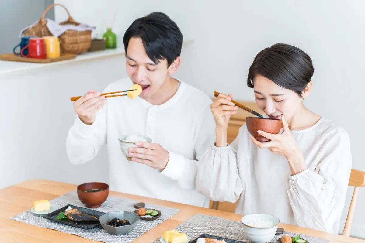 夫婦2人で食費は「月9万円」もかかります…友人宅は3人で「月6万円」ほどらしいですが、どこに“差”があるのでしょうか？ 食費の平均もあわせて解説