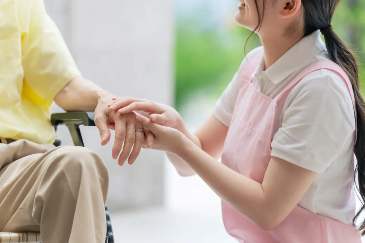 「離れて暮らす母が心配…」でも仕事は辞められない！「有料老人ホーム」と「サービス付き高齢者向け住宅」、「費用」で選ぶならどちらがいいですか？