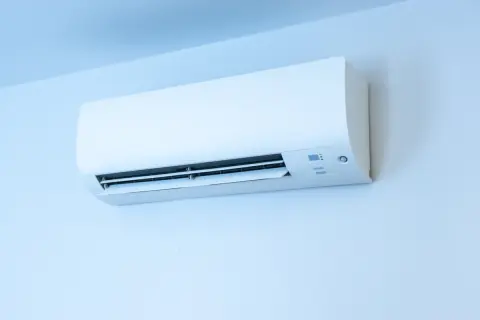 高齢の両親と同居しています。熱中症が心配なので1日中エアコンを稼働していますが、「ドライ」と「冷房」どちらでつけたほうがコスパがいいのでしょうか？