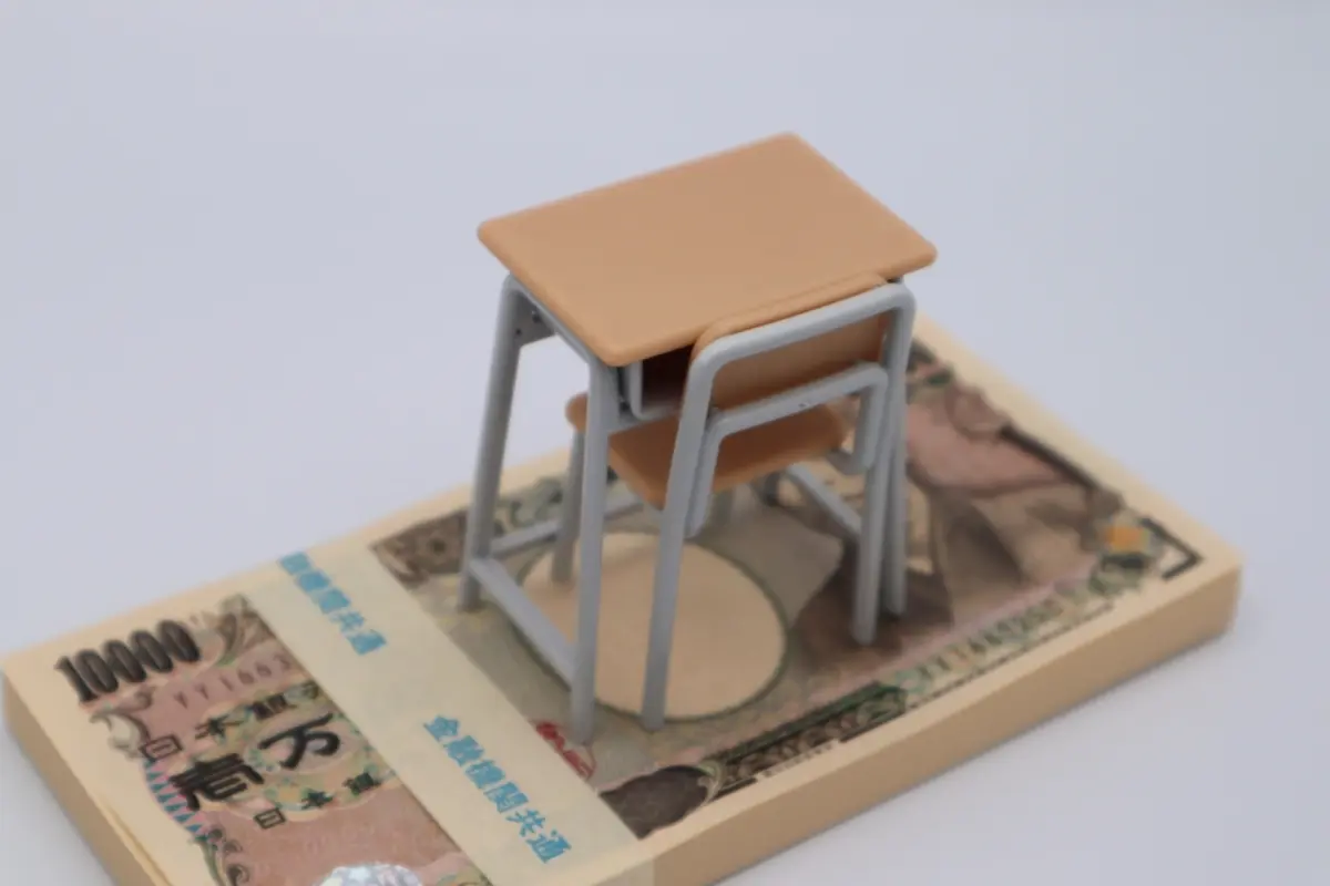 子どもが大学進学しましたが、進学費用が足りず、親から「120万円」を援助してもらいました。この場合、贈与税はかかるのでしょうか？