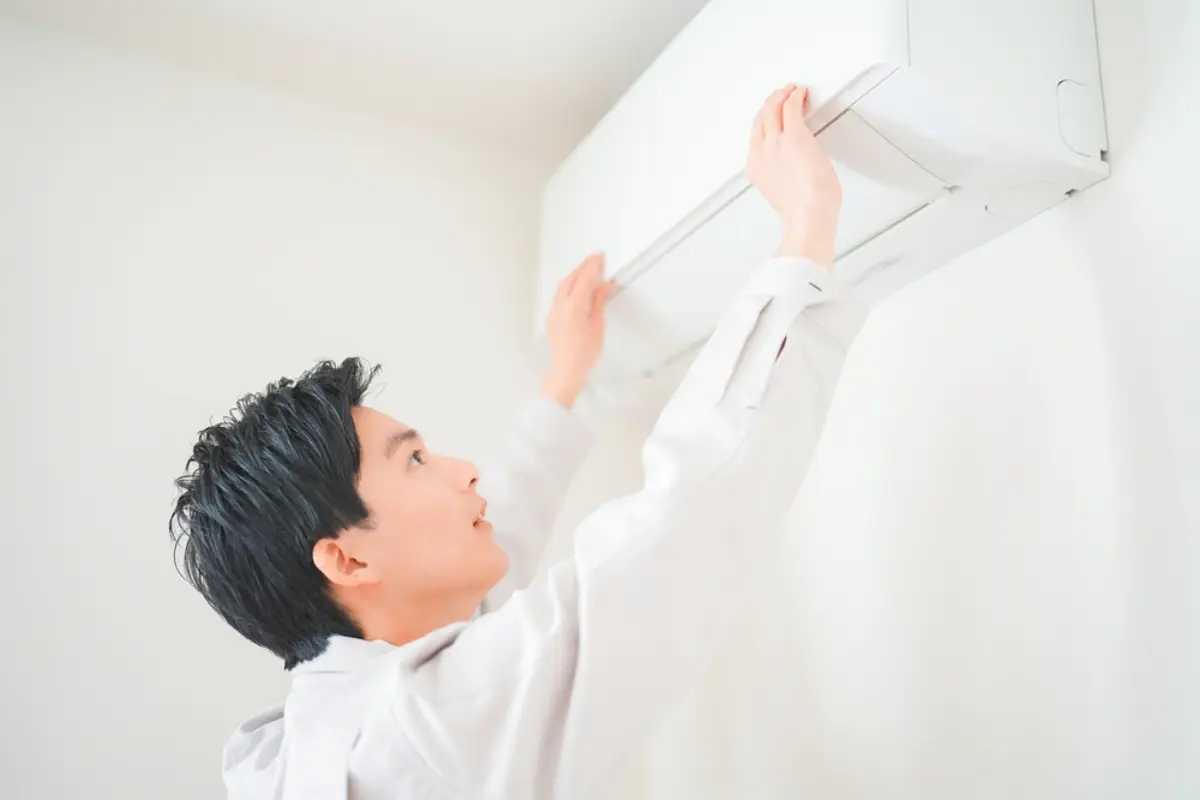 父がエアコンの「無料点検」を頼んだら、“出張費”として「3300円」を請求されたそうです…。無料って書いてあったのに、請求されるのが普通なのでしょうか？