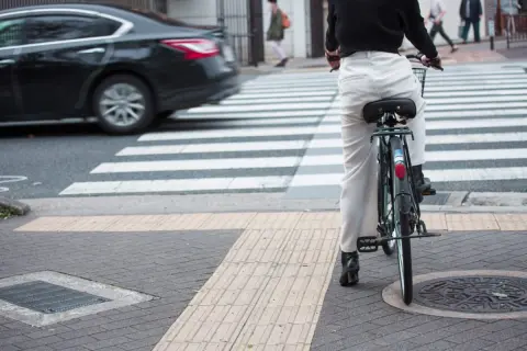 「車両用の信号」が青なので、自転車で横断歩道を渡った→友人に「来年から反則金6000円だよ」と注意されたけど、自転車は“車両”なのになぜ？ 信号無視で「反則金」をとられないための注意点とは