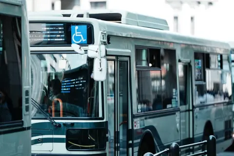 ママ友から「通学費の補助をもらってる」と聞いて驚きました。わが家もバスで通学していて「月3000円」ほどかかるのですが、補助の対象になるのでしょうか？