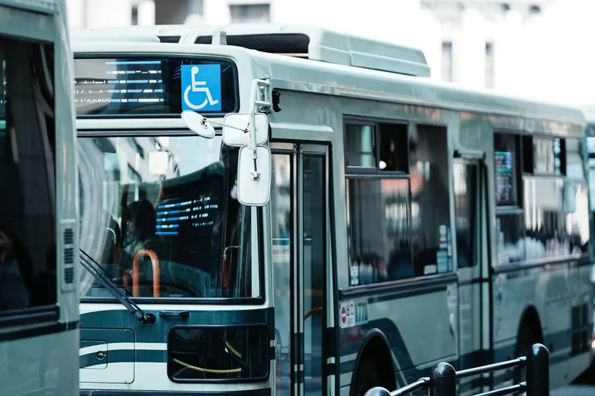 ママ友から「通学費の補助をもらってる」と聞いて驚きました。わが家もバスで通学していて「月3000円」ほどかかるのですが、補助の対象になるのでしょうか？