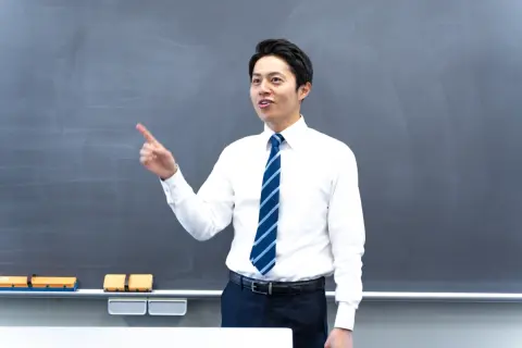 教員採用試験に通っていない先生は公立学校勤務でも「公務員」ではないの？ 「正規教員」と「年収」の違いはどのくらい？