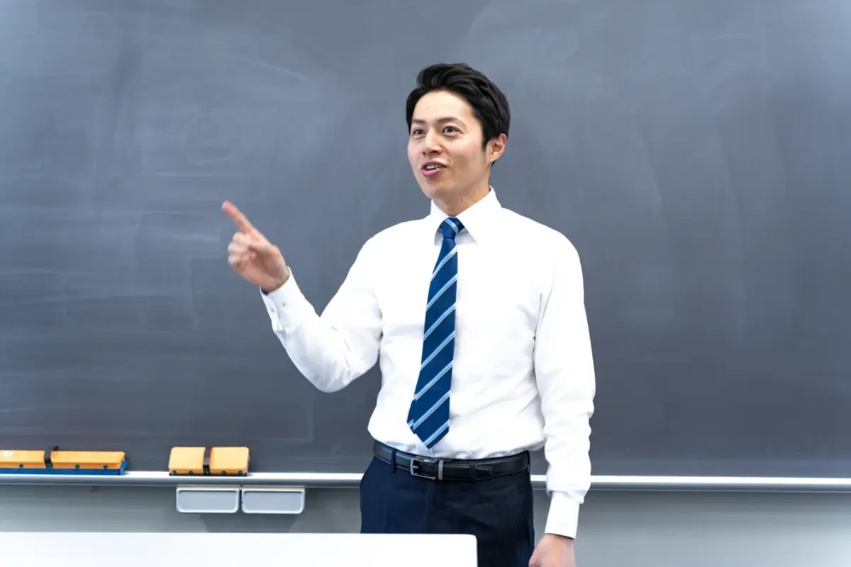 教員採用試験に通っていない先生は公立学校勤務でも「公務員」ではないの？ 「正規教員」と「年収」の違いはどのくらい？