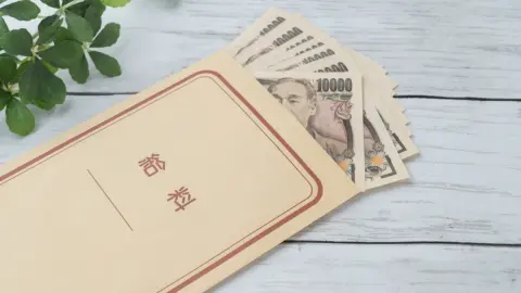 年収500万円だった友人が「司法書士」になったそうです。資格試験の合格率は「5％」だそうですが、「年収」はどれくらい上がるのでしょうか？