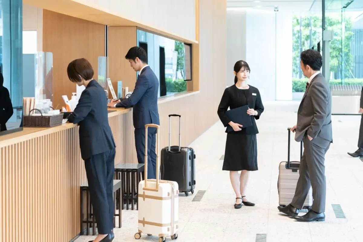 旅行中に友人を「ホテルの部屋」に招待→チェックアウト時に「2名分の請求」されたけど、宿泊してないのにナゼ!? 宿泊者以外の“立ち入り”は禁止なの？ 注意点を確認