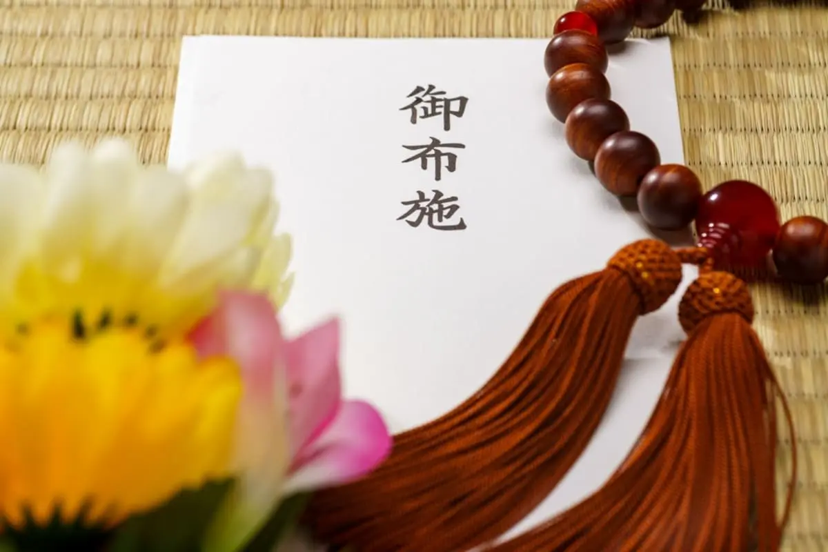 父の初盆で「お布施の額」をお寺に聞いたら、「お気持ちで大丈夫」と言われ困惑！ 1万円は安すぎますか？“お布施の相場”を確認