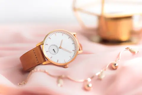 結婚10周年記念に夫が「120万円」の「腕時計」をプレゼントしてくれました。夫婦間でもプレゼントに「贈与税」は発生しますか？