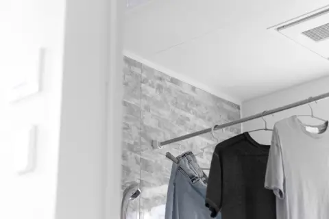 「浴室乾燥」VS「除湿機＋サーキュレーター」3時間使うならどちらの方が「電気代」が安い？ それぞれのメリット・デメリットも解説