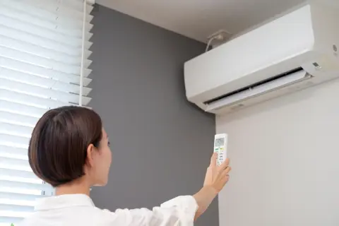 蒸し暑いので「除湿モード」でエアコンを運転。妻に「電気代が余計にかかるから冷房にして」と言われましたが、除湿のほうが“安い”ですよね？ それぞれの費用を比較