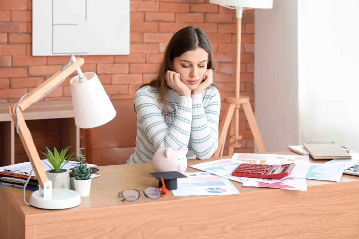 一人暮らしをしている大学生です。「奨学金」と「バイト代」で親からの援助なしですが、周りの同期生に驚かれます。自分のような学生は少ないのでしょうか？