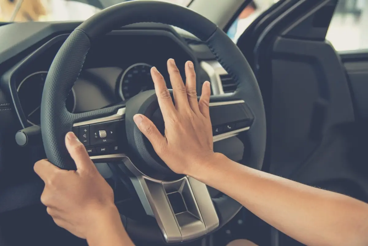 青信号なのに「前の車」が進まない場合、“クラクション”を鳴らすと「3000円」の罰金って本当ですか？ 鳴らして“OK・NG”のタイミングはどう区別すべきなのでしょうか？