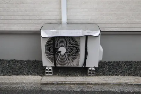 エアコンのつけっぱなしで「電気代2万円」になりショック！ 室外機にカバーをつけると「節約できる」って本当ですか？ 節約効果をシミュレーション