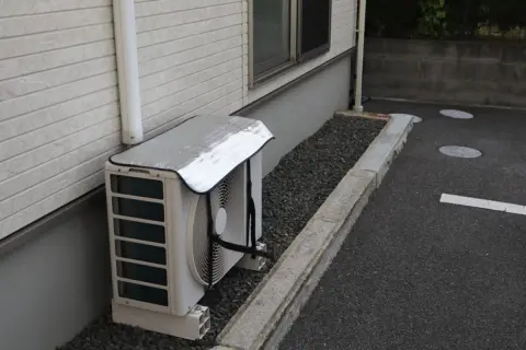 エアコンの室外機に「直射日光」はNG？ 日よけカバーによる節約効果は本当にある？