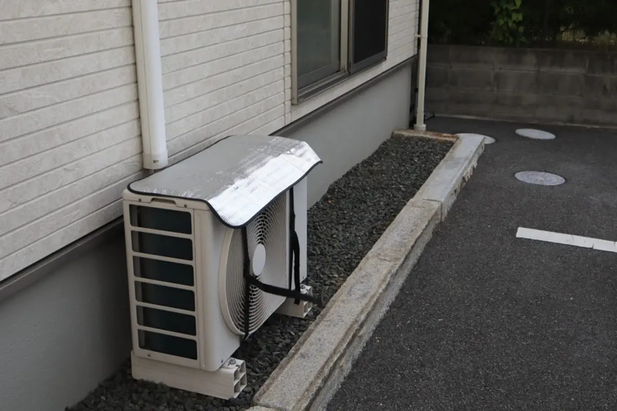 エアコンの室外機に「直射日光」はNG？ 日よけカバーによる節約効果は本当にある？