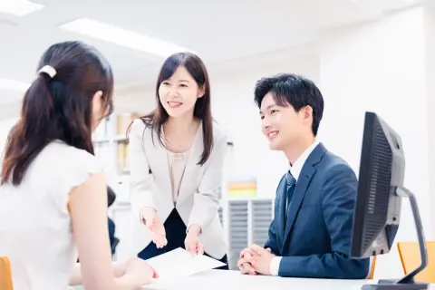 大学4年の息子が「将来安泰な地方公務員を目指す」と言います。せっかくなら国家公務員のほうがよさそうですが、給料はどのくらい違うのでしょうか？