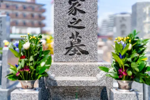 “おひとりさま”の墓問題。「墓じまい」して「永代供養墓」に移すと費用はいくらかかる？