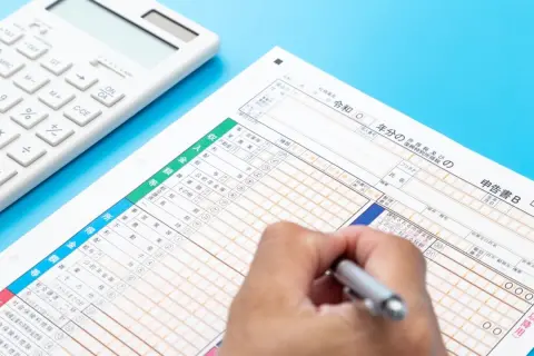 65歳で年金「月20万円」受給していますが、まだ働く予定です。住民税などは「年金・給与」両方から引かれますか？ まだ会社で「年末調整」していますが、自分で確定申告すべきなのでしょうか？