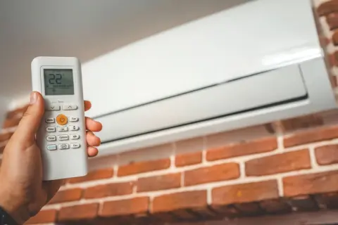 「10年目のエアコン」が故障！ 修理に2万円かけても「寿命なので長くは使えない」と言われガックリ…夫は「10万円で新品を買ったほうが得」とのことだけど、電気代も安くなる？ リスクも含め検証