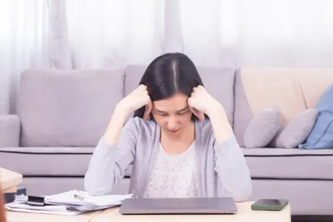 一人暮らしをしていますが、今の収入で生活はギリギリ。独身税は全員一律で払わなければいけないでしょうか。減額や免除になるケースもありますか？