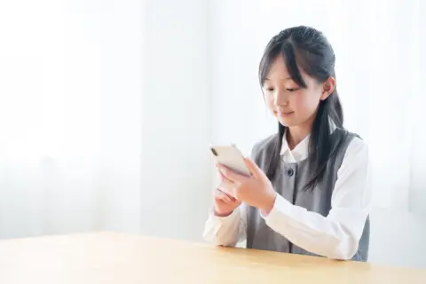 小4の娘に「iPhone買って！」と言われました…まだ「キッズスマホ」で十分だと思うのですが、10万円以上する“高機能な機種”を持たせる意味はあるのでしょうか？
