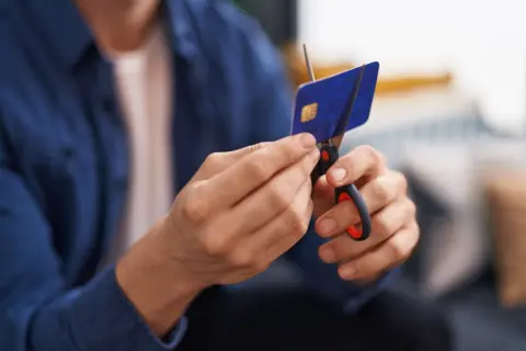 クレジットカードを処分したいのですが、「切って捨てる」だけでは危ないって本当ですか？確実に壊しておきたい「5つの急所」を解説！