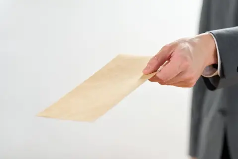 友人のバイト先は「給与手渡し・明細書なし」だそうです。「頼めば明細は見せてもらえる」とのことですが、問題にならないのでしょうか？ リスクや対処法も解説