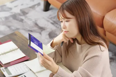 実家を片付けていたら、亡くなった母の通帳に「50万円」が残っていました。このお金を引き出す場合、相続税はかかるのでしょうか？