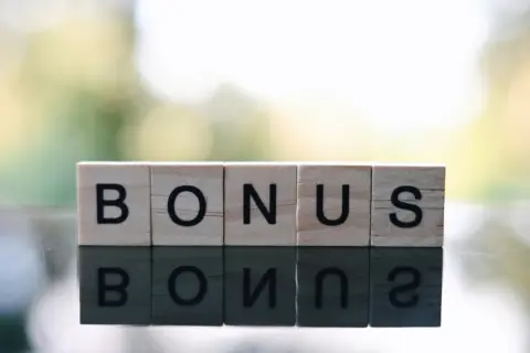 「昔はボーナスなんてほぼ全額手取りだった」という父。今月「60万円」支給だったのですが、昔だったら“いくらもらえた”のでしょうか？「昭和・平成初期」との手取りを比較