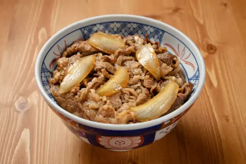 吉野家に行ったら「牛丼並500円」ほどでビックリ！ 昔は「280円」ほどだったけど、価格はどれだけ変わった？“価格推移・背景”を解説