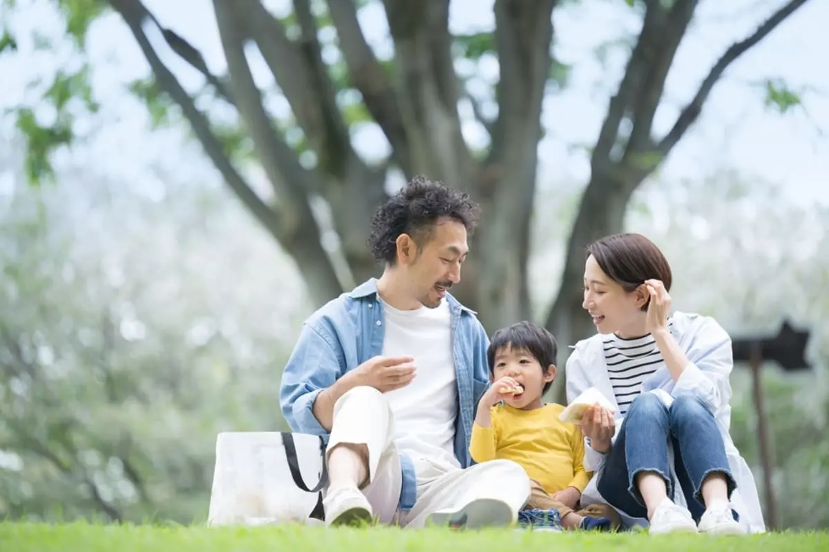 今年の夏休みは家族3人で「日帰り旅行」が限界！物価もホテル代も高いけど、みんな「食費」や「娯楽費」にいくらかける？