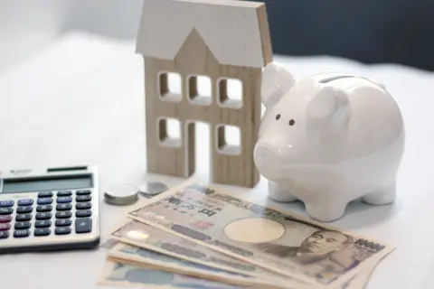 「マンション」を親と「共有名義」で購入できると聞きました。相続税評価額「5000万円」の場合、親が亡くなると「相続税」は課されるのでしょうか？