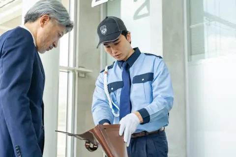 海外で「エルメスのバッグ」を購入したら、税関で「税金がかかる」と言われショック！ 友人に「箱を捨てればバレない」と聞いたけど、脱税になるって本当ですか？“税関のルール”を確認