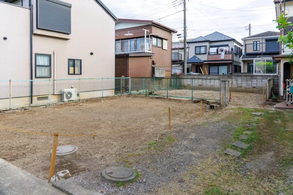 祖父母の家を“更地”にしたら税額が「年間2万円→12万円」に…！ 空き家を更地にすると「固定資産税」は上がるの？