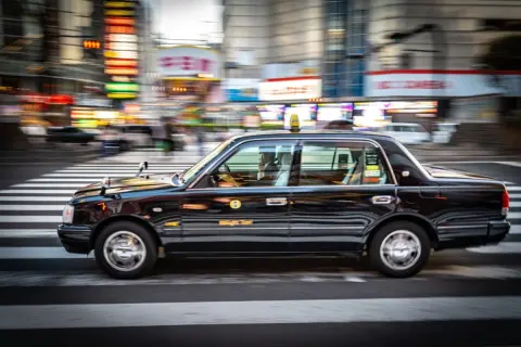 旅先で「安いタクシー」に遭遇！ 夫に「白タクだから乗らない」と言われましたが、何が問題なのでしょうか？ 罰則や“ライドシェア”との違いも解説