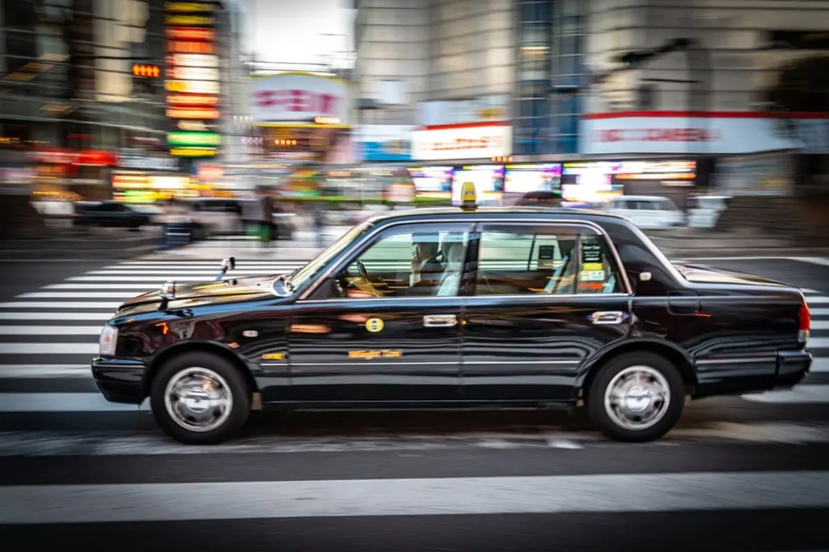 旅先で「安いタクシー」に遭遇！ 夫に「白タクだから乗らない」と言われましたが、何が問題なのでしょうか？ 罰則や“ライドシェア”との違いも解説