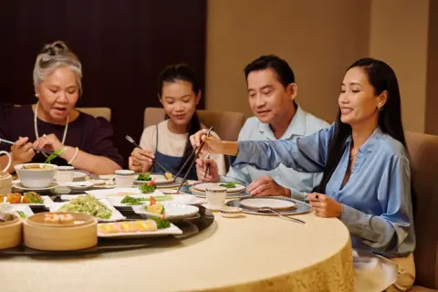 4人家族で外食費が「月3万円」は使いすぎ？ファミレスだけでも1回の会計で7000円を超えるのですが…。