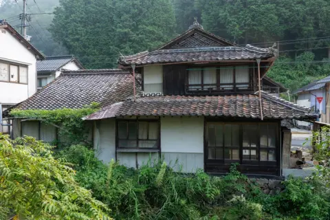 同居していた父が亡くなり「実家」を相続することに。そのまま住めば「相続税」が200万円以上安くなる場合も？実家相続で使える“減税ルール”とは