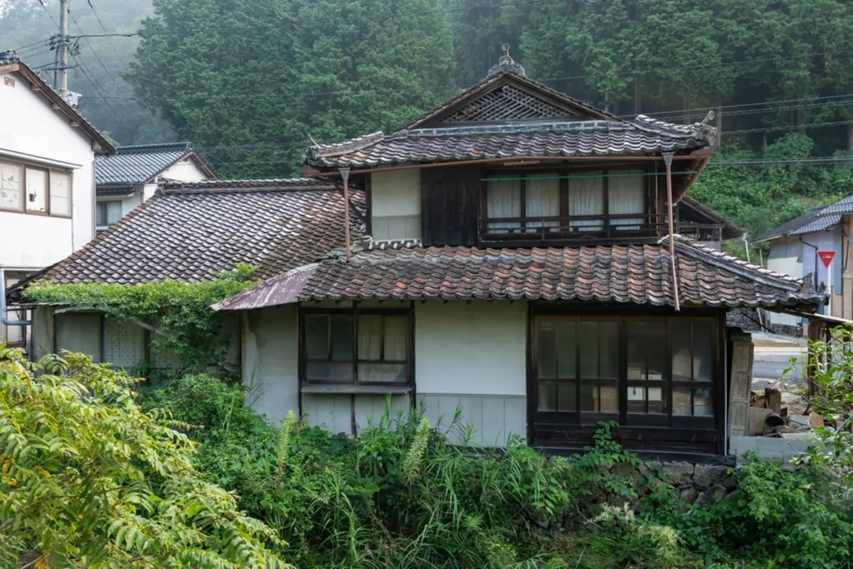 同居していた父が亡くなり「実家」を相続することに。そのまま住めば「相続税」が200万円以上安くなる場合も？実家相続で使える“減税ルール”とは