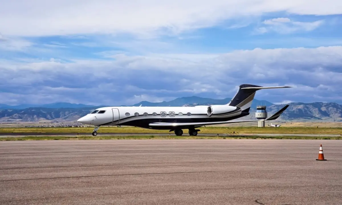 憧れの「プライベートジェット」に乗ってみたい！「年収460万円」の会社員でも借りられる？ 費用やサービスを確認