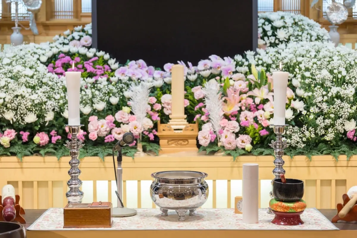「葬式は一番安いので大丈夫」と言い母が死亡。葬儀会社の人には「最期ですから…」とグレードアップをすすめられるけど、“最低価格の葬儀”はやめるべき？「平均費用・安く抑える方法」も解説